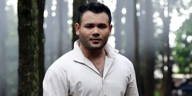 FOTO: Ridho Rhoma Salat Jum'at Dengan Khusyuk dan Serius