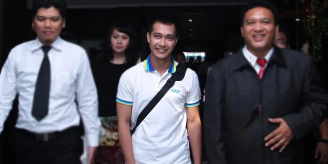 [Foto] Rindu Berat, Pacar Eza Gionino Jenguk ke Sel