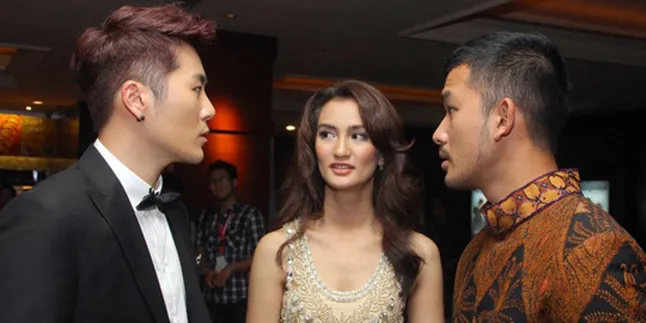 [Foto] Rio Dewanto dan Eru Rebutan Atiqah Hasiholan?