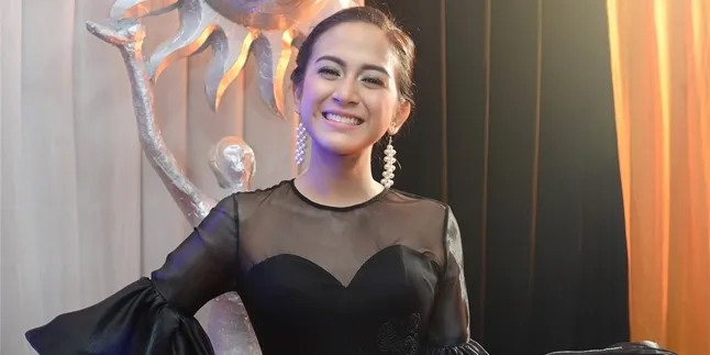 FOTO: Romantis! Nina Zatulini & Suami Pose Mesra di Eiffel Paris