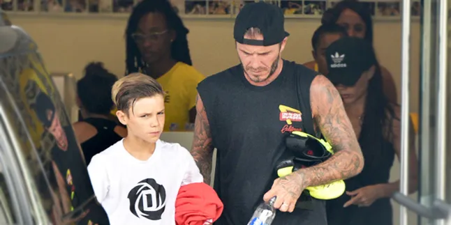 [FOTO] Romeo Ultah, David & Victoria Beckham Beri Kecupan Mesra