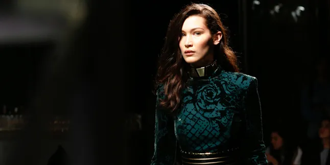 [FOTO] Saat Bella Hadid Muncul Tanpa Make Up & Pamer 'Bra'