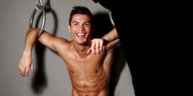 [FOTO] Saat Cristiano Ronaldo & Putranya Adu Perut Six Pack