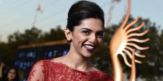 [Foto] Saat Deepika Padukone Bikin Pria Panas Dingin