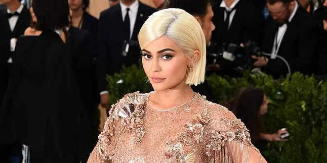 [FOTO] Saat Kylie Jenner Pose Bareng Patung Lilinnya, Mirip!