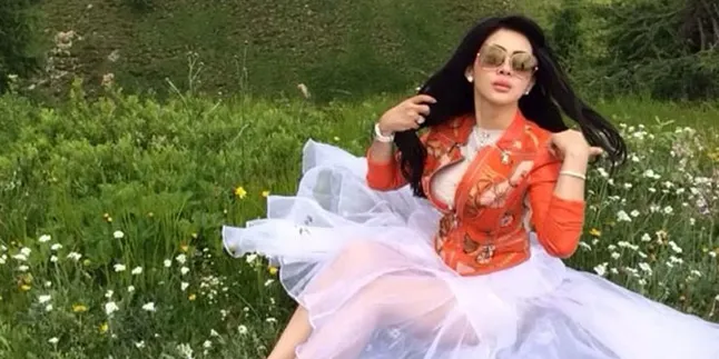 [Foto] Saat Syahrini Pakai Sepatu Sekolah Anak SMP, Masih Cetar?