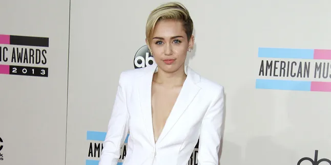[FOTO] Saingi Kim K, Miley Cyrus Juga Nekat Berpose Tanpa Busana