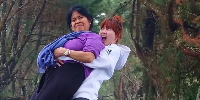 Foto: Saling Gendong, Begini Kedekatan Chika Jessica dan Mamanya Foto: Saling Gendong, Begini Kedekatan Chika Jessica dan Mamanya