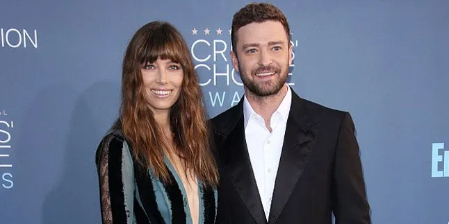[FOTO] Sambil Gendong Anak, Justin Timberlake Cium Istrinya