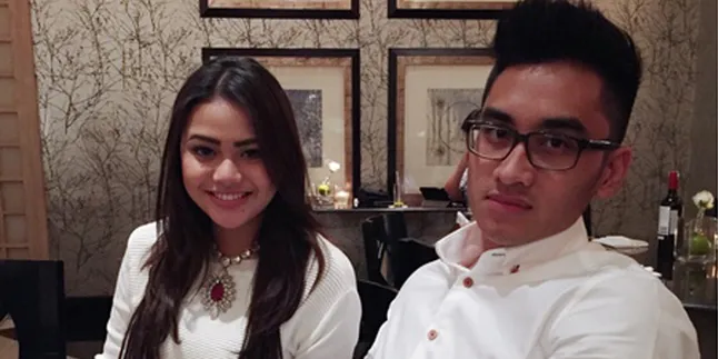 [Foto] Santai Bareng Pacar, Aurel Seksi Pakai Hot Pants