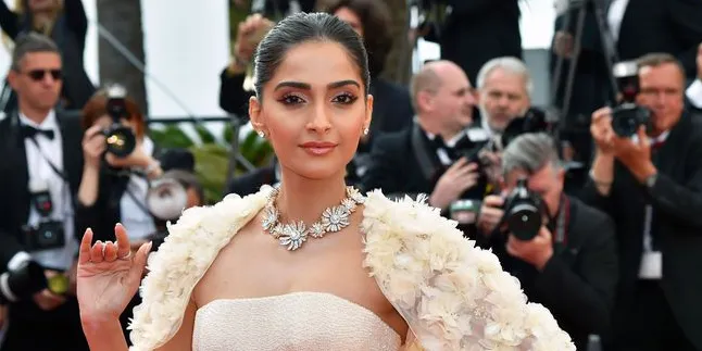 [Foto] Santai Berbikini di Pantai, Sonam Kapoor Bikin Gagal Fokus
