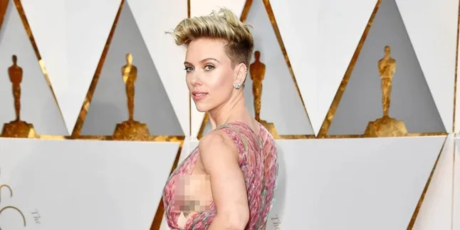 [FOTO] Scarlett Johansson Ketahuan Dinner Bareng Pria 52 Tahun