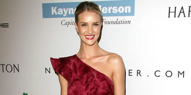 [FOTO] Seksi Badai! Berani Intip Pose Rosie Huntington Yang Ini?