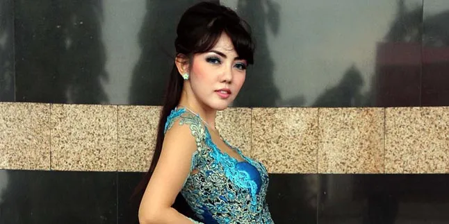 [Foto] Seksi, Bella Shofie Jadi Ikon Majalah Pria Dewasa