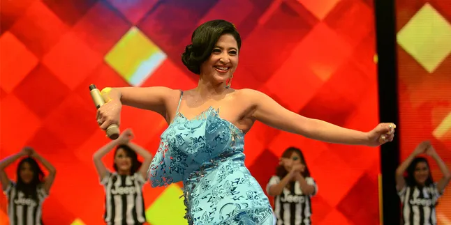[Foto] Seksinya Dewi Perssik Jadi 'Model' Mobil Super Mewah!