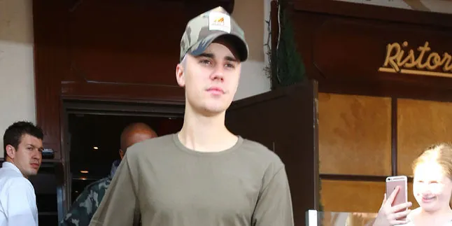 [FOTO] Selfie Cakep, Eh Ada Bekas Bekam di Dada Justin Bieber