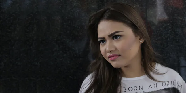 [FOTO] Selfie Cantik, Cleavage Aurel Bikin Netizen Gagal Fokus