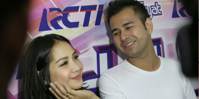 [FOTO] Selfie Raffi Ahmad - Nagita Bareng Rafathar, Nggemesin