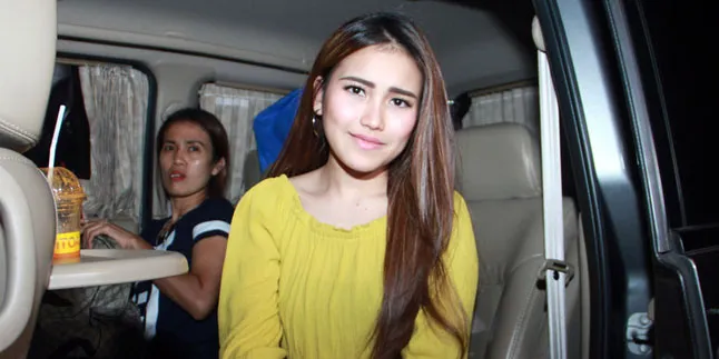 [FOTO] Selfie Rambut Tertiup Angin, Ayu Ting Ting Tetap Cantik?