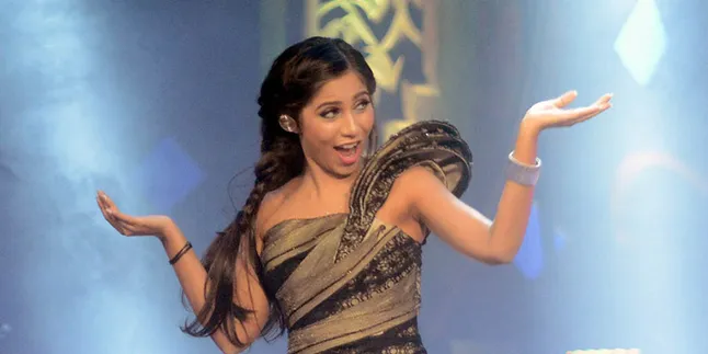 Foto Selfie Seksi Berbikini, Vibha Anand Dihujat Haters Indonesia