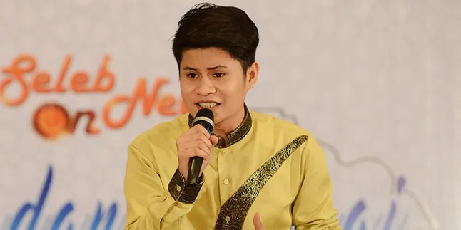 FOTO: Selfie Tunggu Buka Puasa, Esal Revano Dituding Jual Iman FOTO: Selfie Tunggu Buka Puasa, Esal Revano Dituding Jual Iman