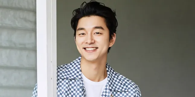 [FOTO] Serba Nge-Pink, Gong Yoo Pamer Senyum & Wajah Ganteng