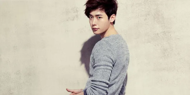 [FOTO] Sesi Foto Majalah, Lee Jong Suk Pamer Otot Perut Seksi!