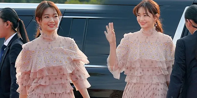 FOTO: Shin Min Ah Cantik Elegan di Red Carpet Seoul Drama Awards