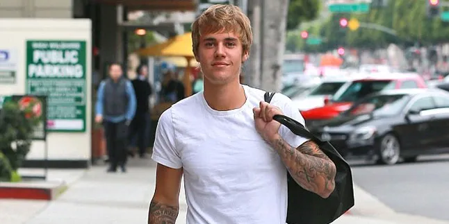 FOTO: Shirtless, Justin Bieber Hiking Bareng Model Cantik Ini