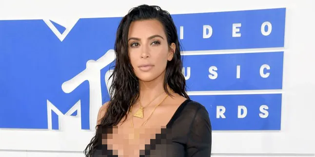 [FOTO] Shopping Bareng Kanye, Kim Kardashian Hanya Pakai Korset
