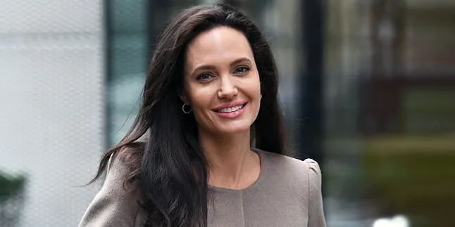 [FOTO] Shopping Bareng Knox, Begini Gaya Santai Angelina Jolie