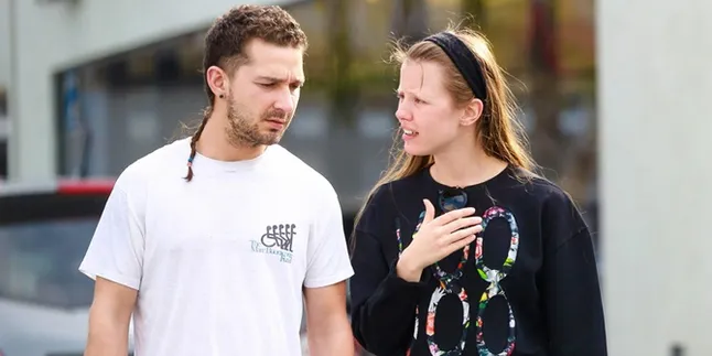 [FOTO] Shopping Bareng Mia Goth, Shia LaBeouf Malah Dandan Culun