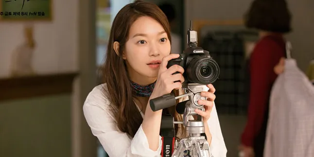 FOTO: Simple Airport Fashion Shin Min Ah Menuju Paris Fashion Week