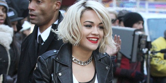 [Foto] Single No 1 di iTunes, Rita Ora Rayakan Dengan Topless