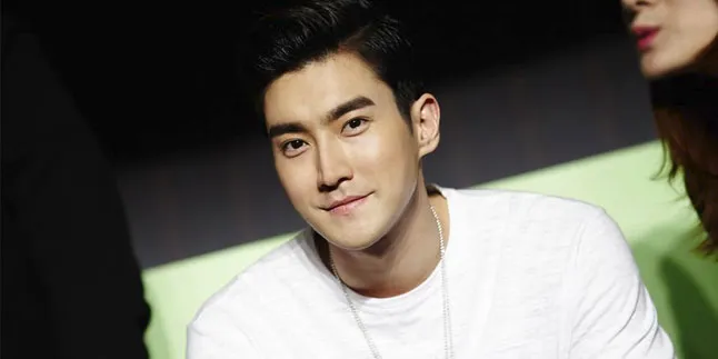 [Foto] Siwon SuJu Tertangkap Kamera Sedang Kencan di Bawah Sakura