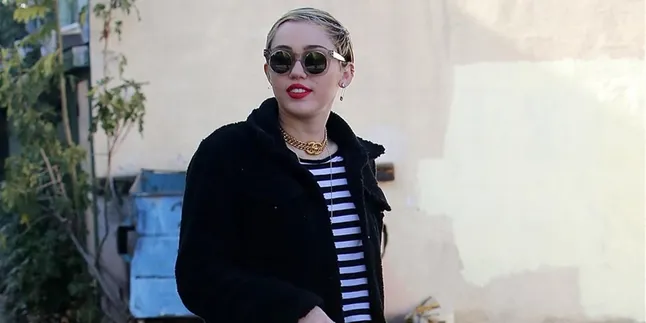 Foto Skandal Miley Cyrus Berujung Nasehat Orang Tuanya