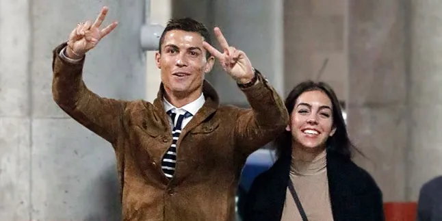 [FOTO] So Sweet! Cristiano Ronaldo Asuh Bayinya Bareng Sang Pacar