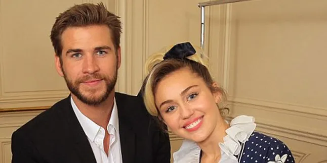 FOTO: So Sweet, Liam Hemsworth Gendong Miley Cyrus di Pantai