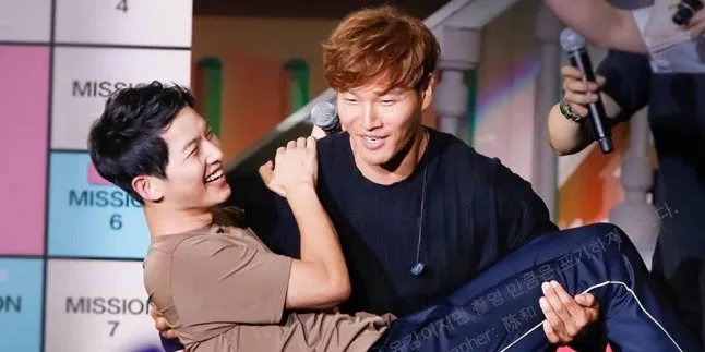 [FOTO] So Sweet! Song Joong Ki Sukses Besar, Kim Jong Kook Bangga