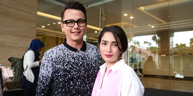 FOTO: So sweet! Ussy Dapat Mawar Biru di Hari Ultah Pernikahan