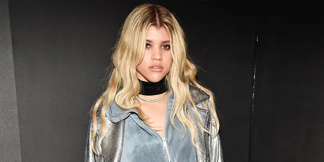 [FOTO] Sofia Richie Pacar Justin Bieber Pamer Pusar & Abs Seksi