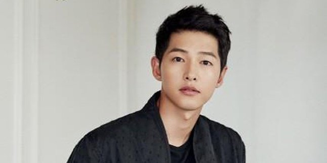 Photo of Song Joong Ki Shooting Drama 'VINCENZO' Circulates, Looking Handsome in a Suit