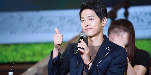 FOTO: Song Joong Ki Tertangkap Kamera Fans Saat Belanja FOTO: Song Joong Ki Tertangkap Kamera Fans Saat Belanja