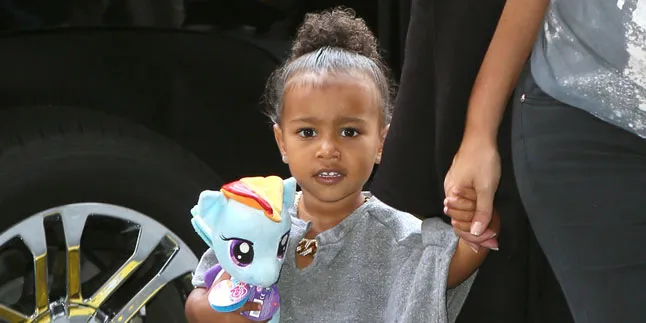 [FOTO] Sosialita Cilik, North West Tampil Cantik Pakai High Heels