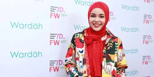 FOTO: Stunning! Dewi Sandra Tampil Kece Pakai Busana Brand Lokal