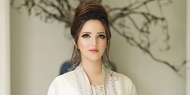 FOTO: Stunning! Pesona Cantik Nia Ramadhani Pakai Kerudung Putih