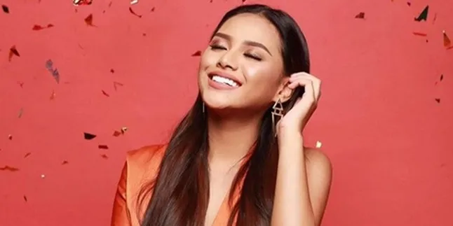 FOTO Stunning! Pose Kece Aurel Hermansyah Dalam Gaun Warna Orange FOTO Stunning! Pose Kece Aurel Hermansyah Dalam Gaun Warna Orange