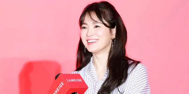 FOTO: Style Casual Song Hye Kyo Saat Santai, Tetap Glowing Tanpa Makeup