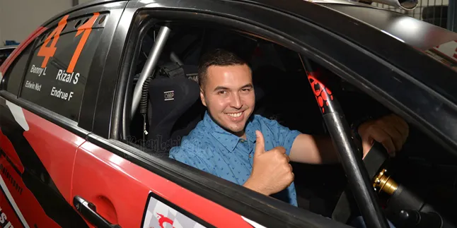 [FOTO] Suami Sissy Priscillia, Rifat Sungkar Jadi Sopir Go-Jek