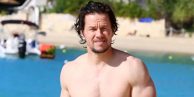 [FOTO] Super Mesra! Mark Wahlberg Cium Istrinya di Depan Umum